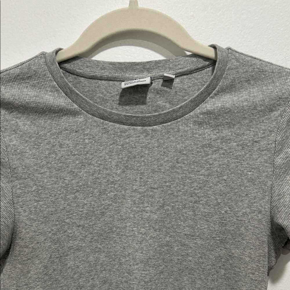 TNA Heather Gray Ribbed Crop Tee - Picture 4 of 8